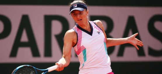 Irina Begu hits a forehand at Roland Garros 2022