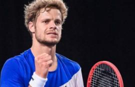 Yannick Hanfmann hitting a backhand