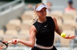 Anastasia Potapova hitting a forehand